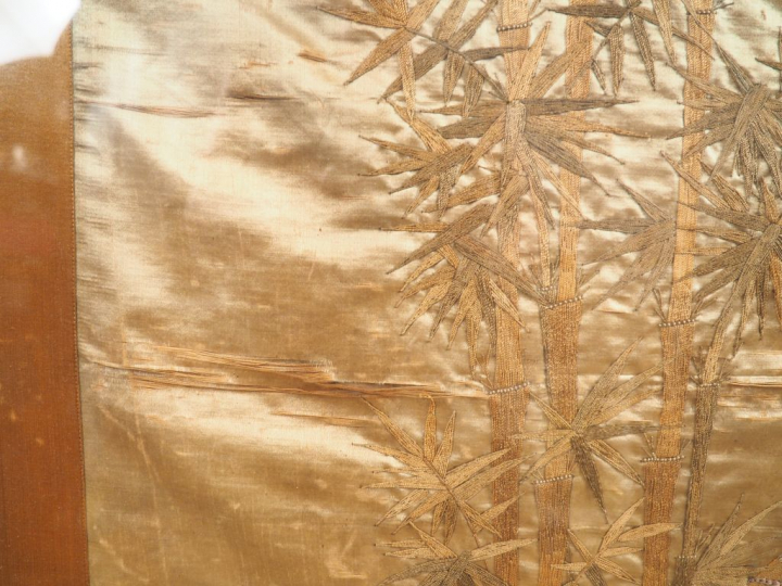 Indochine, vers 1920,  Importante broderie sur soie beige figurant un 