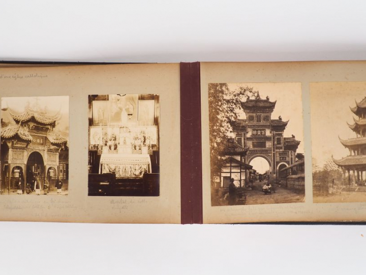 Chine, période Guangxu, Album photos comprenant un ensemble de 45 phot