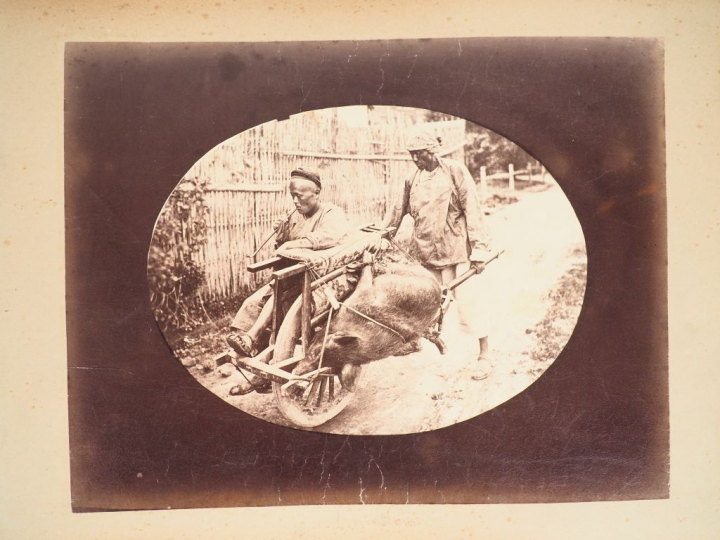 Chine, période Guangxu, Album photos comprenant un ensemble de 45 phot