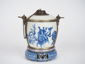 Vente aux enchères Vietnam, XIXe siècle  Pipe à eau en porcelaine bleu de Hué à décor d’o