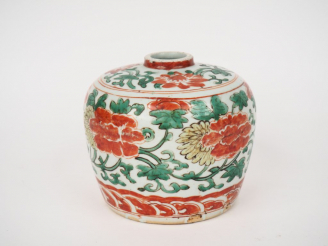 Vente aux enchères Chine XVIIe siècle, époque Kangxi Petite jarre en porcelaine et émaux 