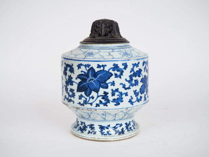 Chine, XVIIIe siècle,  Base d’un vase balustre en porcelaine bleu blan
