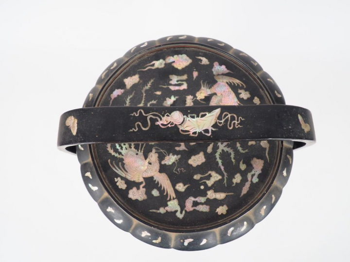 Vietnam, vers 1880  Boîte à compartiments en bois incrusté de nacre à 