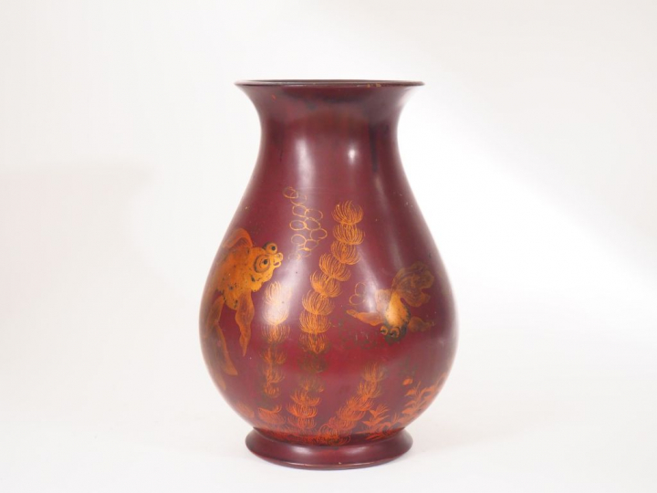 Indochine, XXe siècle,  Vase balustre en bois laqué à décor de poisson