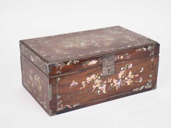 Indochine vers 1900, travail de Nam Dinh  Coffret en bois incrusté de 