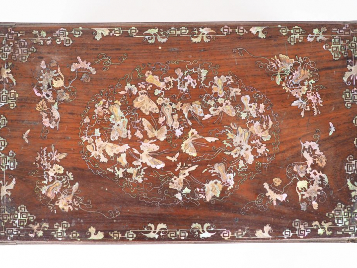 Indochine vers 1900, travail de Nam Dinh  Coffret en bois incrusté de 