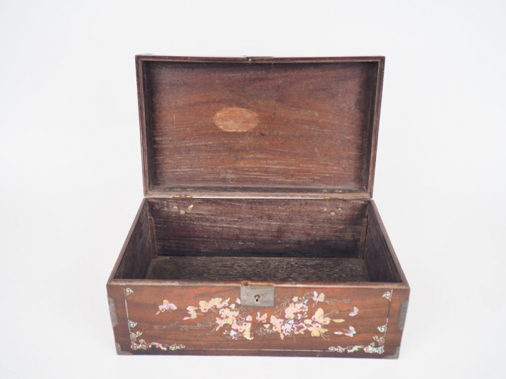 Indochine vers 1900, travail de Nam Dinh  Coffret en bois incrusté de 