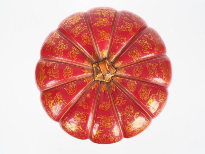 Vietnam, vers 1900, Boîte couverte en laque rouge sur piétement tripod