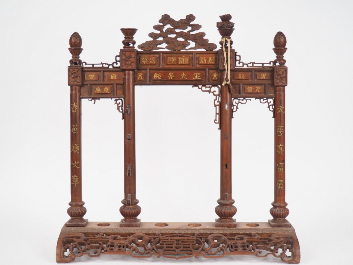 Indochine, vers 1900,  Porte pipes à opium et fourneaux en bois repren
