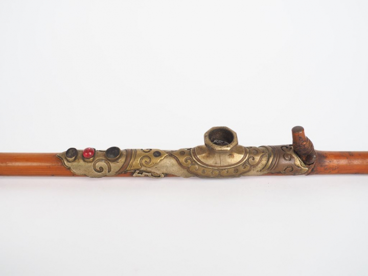 Indochine, vers 1900 Pipe à opium en bambou, la plaquette en métal rep