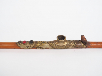 Vente aux enchères Indochine, vers 1900 Pipe à opium en bambou, la plaquette en métal rep