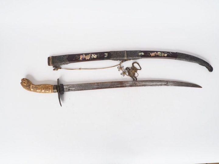 Indochine vers 1900, Travail de Nam Dinh,  Sabre avec fourreau en bois