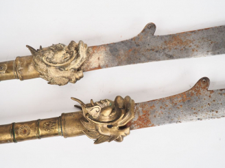Vente aux enchères Indochine vers 1900, Deux hallebardes  L. 128 cm et L. 139 cm