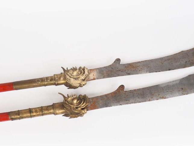 Indochine vers 1900, Deux hallebardes  L. 128 cm et L. 139 cm