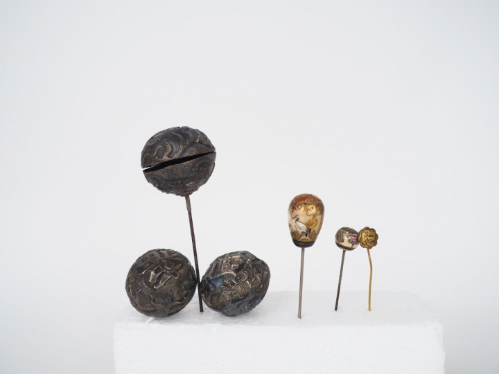 Indochine et Japon Xxe siècle,  Elements de coiffes en métal et faienc