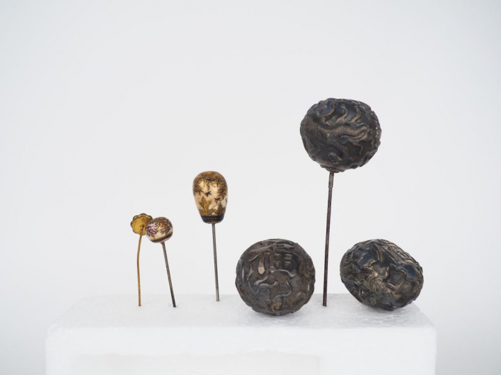 Indochine et Japon Xxe siècle,  Elements de coiffes en métal et faienc