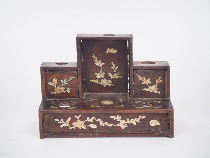 Indochine vers 1900, Porte fourneaux en bois incrusté de nacre à décor