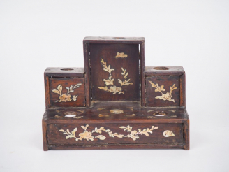 Vente aux enchères Indochine vers 1900, Porte fourneaux en bois incrusté de nacre à décor