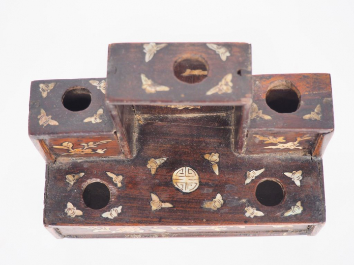 Indochine vers 1900, Porte fourneaux en bois incrusté de nacre à décor