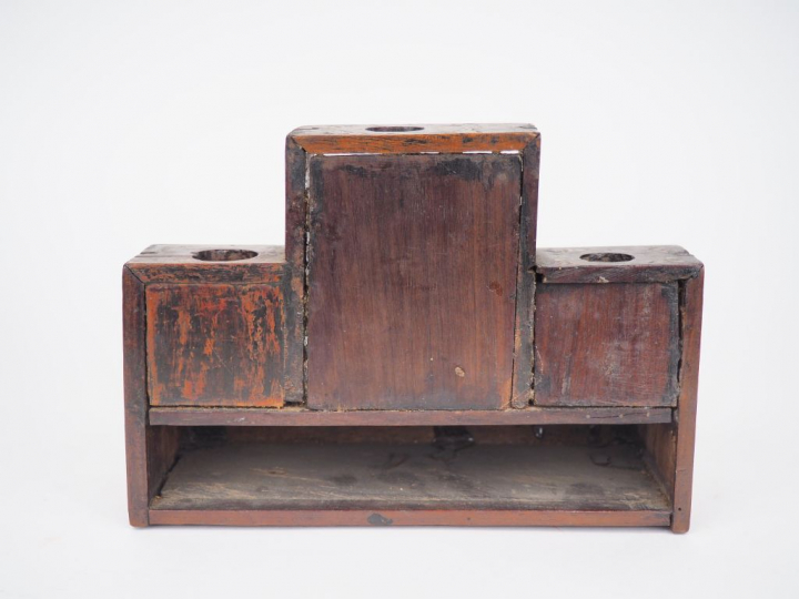 Indochine vers 1900, Porte fourneaux en bois incrusté de nacre à décor