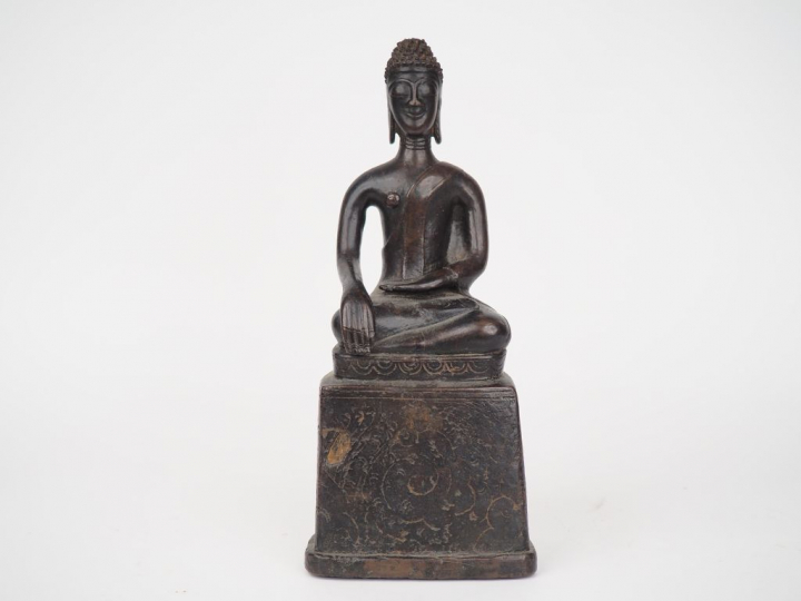 Laos, XVIIIe siècle, Bouddha en bronze de patine brune reposant sur un