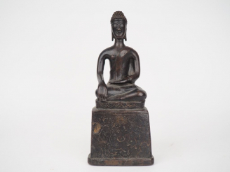 Vente aux enchères Laos, XVIIIe siècle, Bouddha en bronze de patine brune reposant sur un