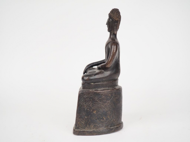 Laos, XVIIIe siècle, Bouddha en bronze de patine brune reposant sur un