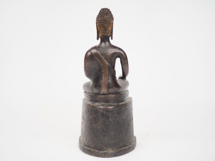 Laos, XVIIIe siècle, Bouddha en bronze de patine brune reposant sur un