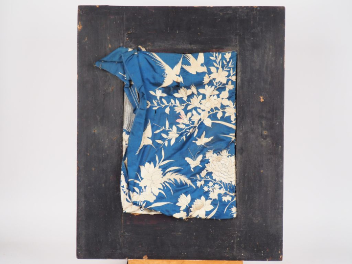 Indochine, vers 1900 Broderie sur soie bleu à décor beige crème de tro