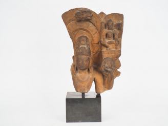Vente aux enchères Inde médiéval XIIe-XIIIe siècle Fragment de stèle en grès rose sculpté