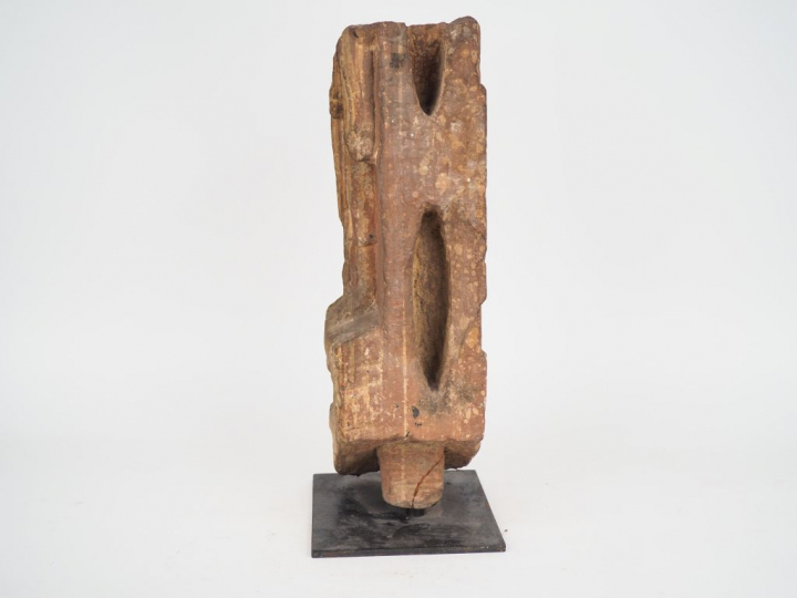 Inde, Kouchan IIIe siècle  Bas de pilier en grès rose représentant pro