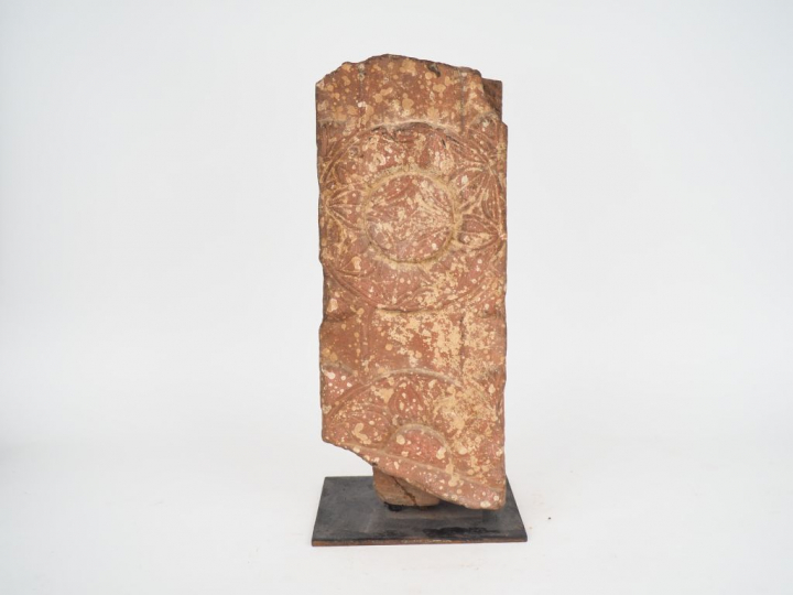 Inde, Kouchan IIIe siècle  Bas de pilier en grès rose représentant pro