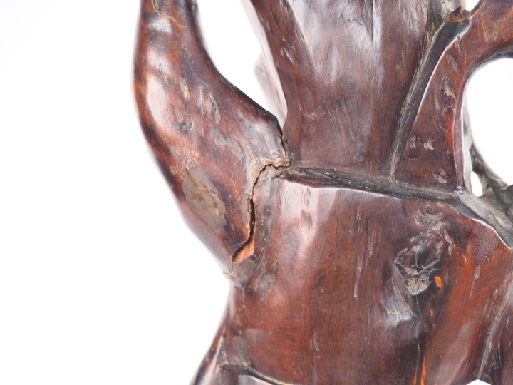 Indonésie, XXe siècle,  Sculpture en bois représentant une guerrière. 