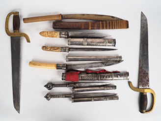 Vente aux enchères Birmanie et Indonésie, XIXe siècle,  Ensemble comprenant huit armes do