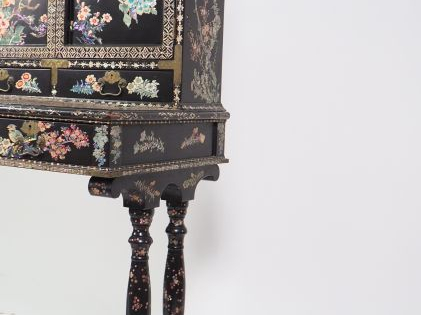 Japon vers 1900 siècle,  Bonheur du jour en bois laqué noir et incrust