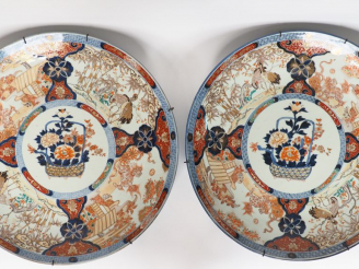 Vente aux enchères Japon, vers 1900 Paire de plats en porcelaine d'Imari à décor d'une ja