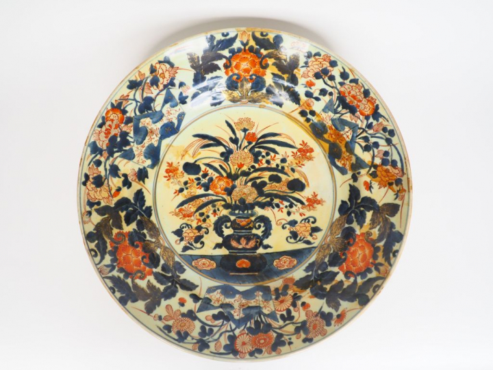 Japon, vers 1900 Paire de plats en porcelaine d'Imari à décor d'une ja