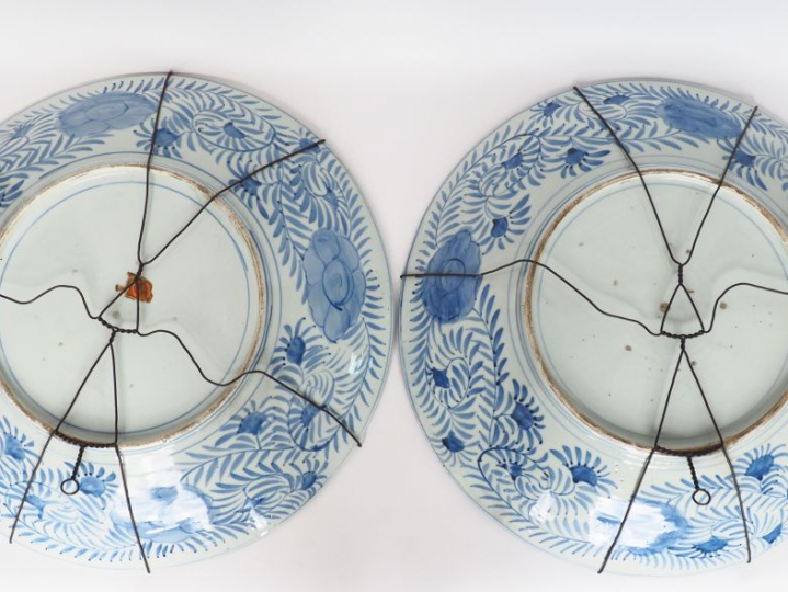 Japon, vers 1900 Paire de plats en porcelaine d'Imari à décor d'une ja