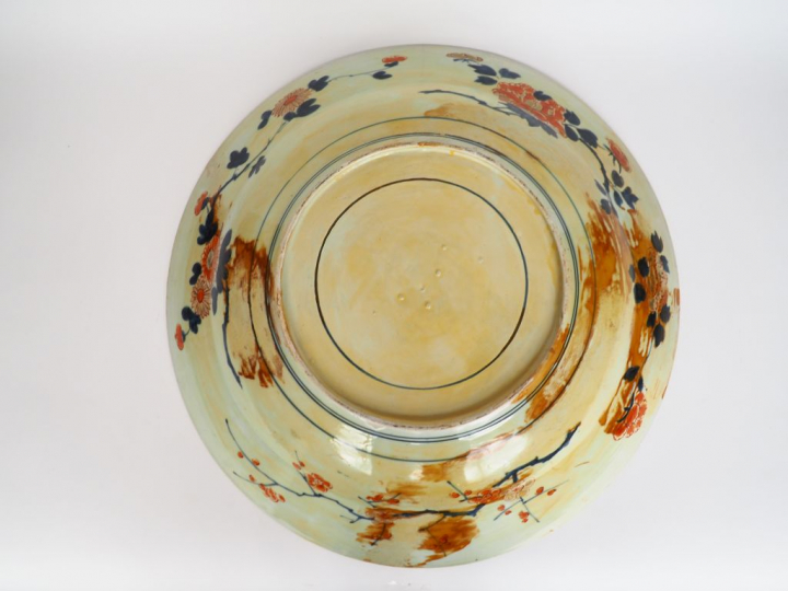 Japon, vers 1900 Paire de plats en porcelaine d'Imari à décor d'une ja