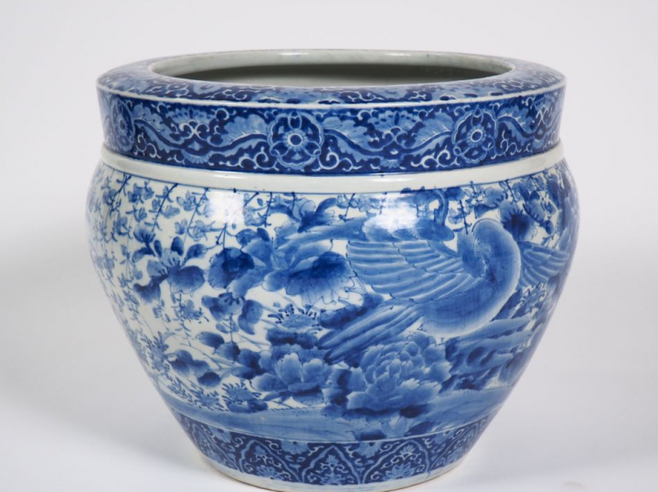 Japon, four d’Arita début XXe siècle,  Important hibachi en porcelaine