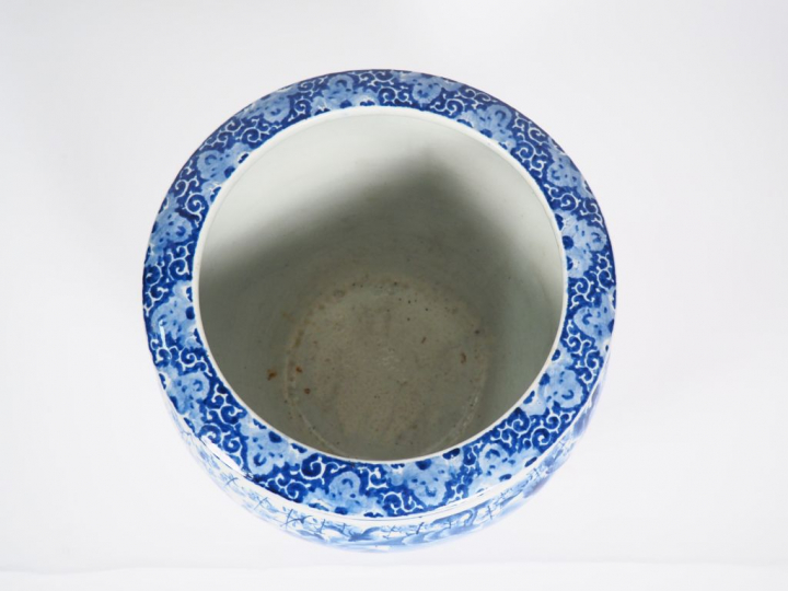 Japon, four d’Arita début XXe siècle,  Important hibachi en porcelaine