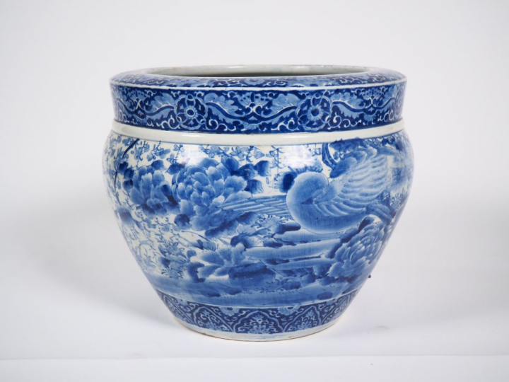 Japon, four d’Arita début XXe siècle,  Important hibachi en porcelaine