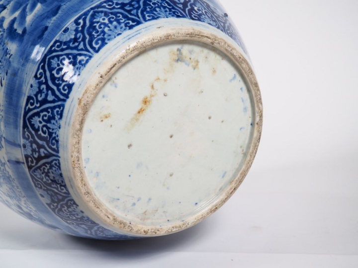 Japon, four d’Arita début XXe siècle,  Important hibachi en porcelaine