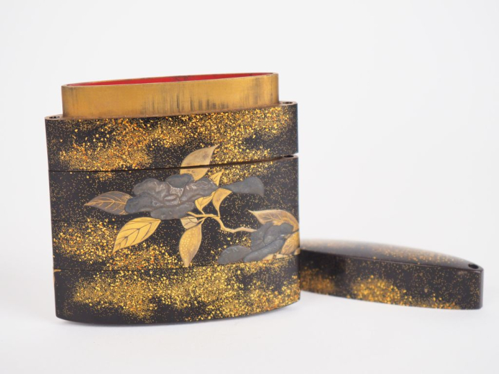 Japon, période Meiji,  Inro à quatre cases à décor en ira et takamakie