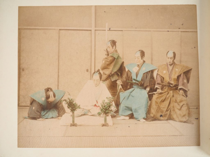 Japon, période Meiji (1868-1912) Album en laque comprenant 44 photos e