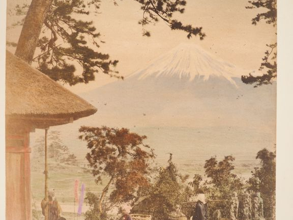 Japon, période Meiji (1868-1912) Album en laque comprenant 44 photos e