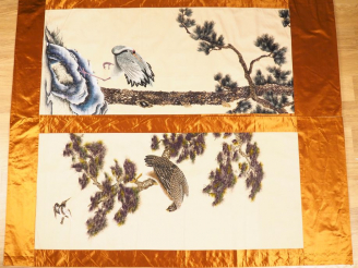 Vente aux enchères Japon, XXe siècle,  Deux tentures sur soie figurant une grue et un rap