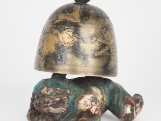 Vente aux enchères Japon, XXe siècle,  Okimono en métal laqué polychrome et doré représen