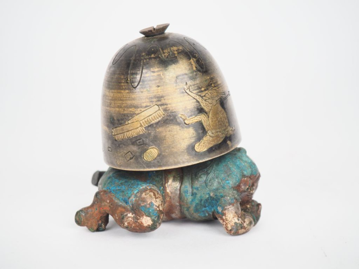 Japon, XXe siècle,  Okimono en métal laqué polychrome et doré représen