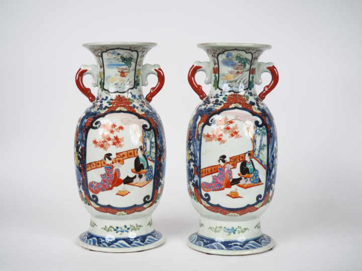 Japon XXe siècle. Paire de vases  de forme balustre à décor de daymio 